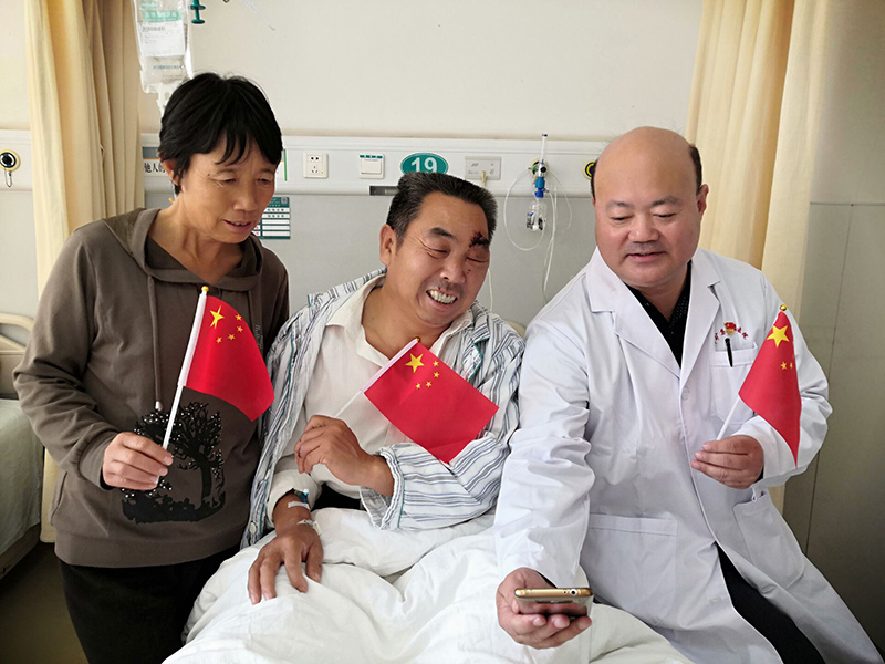 17 10月1日，華北醫療邢礦總醫院外科二病區主任朱金華下夜班后與患者、家屬共同觀看建國70年慶祝大會。貝貝攝.jpg